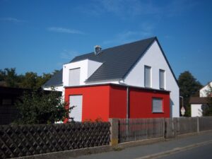 Einfamilienhaus Satteldach Tegalit Dachziegel Dachrinne Kamin Bild 01. Satteldach mit anthranzid Tegalit Eindeckung. Zinkrinne und verblechter Kaminbekleidung. Attikabekleidung in Zink.
